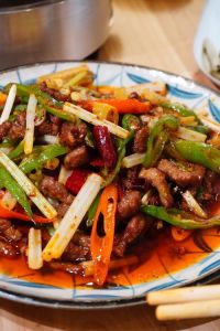 杨三娘翘脚牛肉火爆牛肉丝做法_杨三孃翘脚牛肉，乐山传承30年，鲜香麻辣