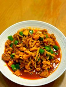 四川鲜椒仔姜兔的做法_鲜椒仔姜兔，麻辣鲜香，做法简单！