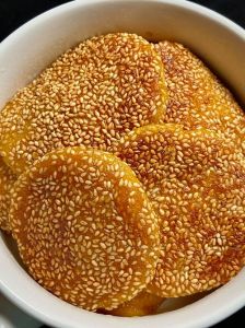 老式芝麻饼的做法_炒芝麻调馅料烤出香甜