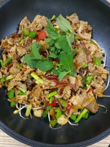干锅猪肉的做法_香辣干锅肉，肥瘦相宜，鲜嫩多汁，美味不油腻！