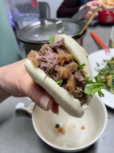 保定驴肉火烧制作过程的图片_揉面擀卷烙出地道风味