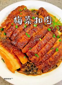 酸菜扣肉的家常做法_选好酸菜炸肉片，蒸出家常味！