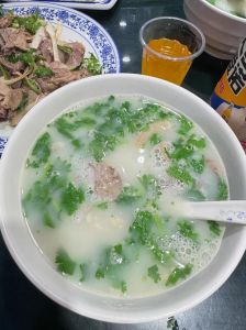 羊肉鲜汤奶白色的做法_熬奶白羊肉汤，骨头肥肉更浓香！
