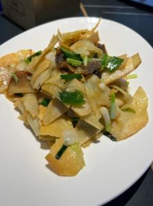 湖北炒豆丝的家常做法_爆炒豆丝香又脆，大蒜腊肉绝配