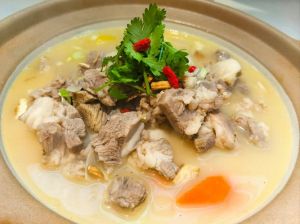 炖羊头肉的家常做法_羊头肉炖着香，冬天吃正好