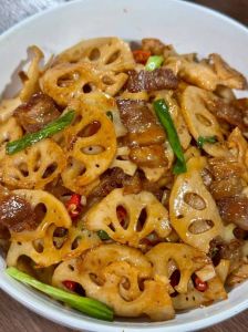 家常藕片炒肉做法_家常藕片炒肉，爽脆可口，简单美味！