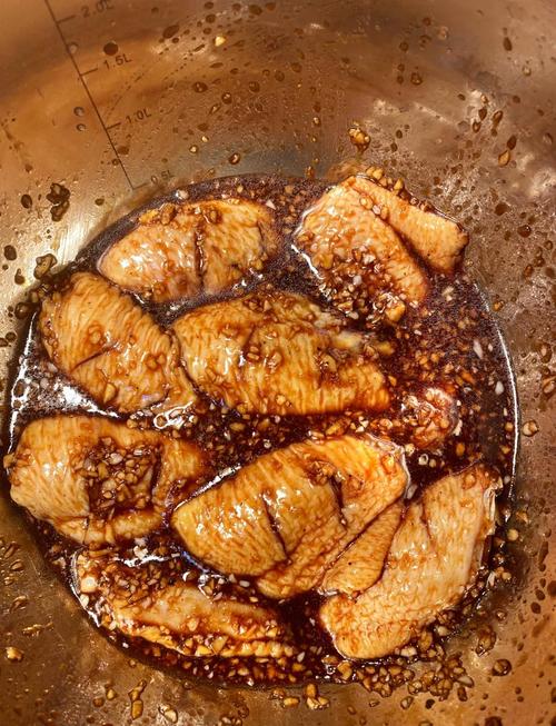 蒜香烤鸡翅的做法_奥尔良孜然口味，烤箱烤制焦亮可口