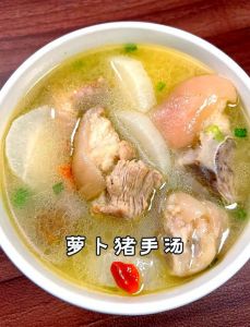 白煮肘子的做法_选对猪肘白煮香，传统做法保原味