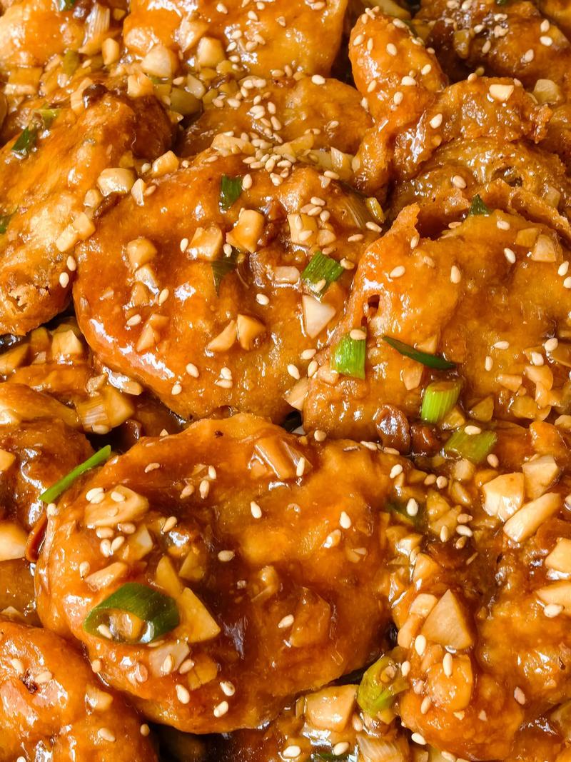 浇汁菜谱大全家常菜做法_蒸黄鱼去黑膜，姜蒜生抽或番茄酱调味，哮喘慎食