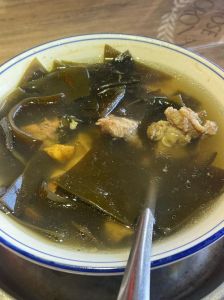 猪肉煮海带的做法_海带炖肉绝配，加萝卜更鲜甜！