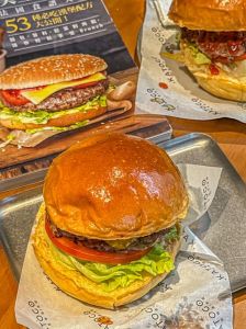 美式汉堡的正宗做法_汉堡酱甜酸咸平衡，牛肉饼多汁，面包松软，配料丰富，美式汉堡个性化