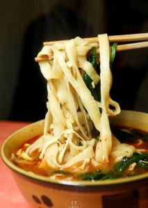 手工烩面做法全过程_和面加盐醒面，猪肚鸡汤煮面，香辣可口