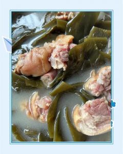 海带猪脚汤的做法_猪脚炖汤去腥增香，慢炖入味好滋味