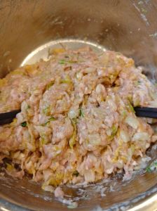 雪菜猪肉馅的正确做法_雪菜春笋鲜肉包，家乡味，美味解馋！