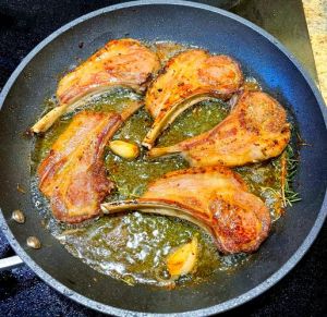 平锅煎羊肉的家常做法_盐煎羊肉腌对味，煎出外焦里嫩香