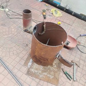 简易炼铁的炉子制作_耐火砖配铁桶，燃料分层助燃烧