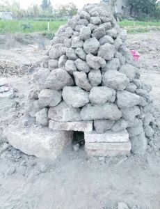 下吸式土窑烧制木炭方法_建土窑炭注意保温稳，硬木干燥装填好，封窑静置五天成