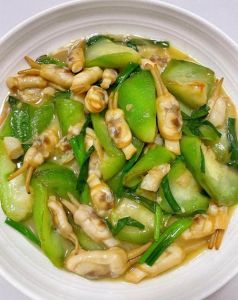 蛏子烧丝瓜家常做法_洗蛏泡盐吐沙，炒丝瓜保绿防蔫，鲜甜美味拌饭香