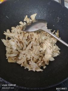 笋片焯水后为什么更苦_竹笋发苦？焯水加盐冲，轻松去除！