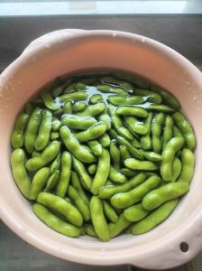毛豆开水煮10分钟熟了吗_毛豆煮多久？大小新鲜方法决定，尝尝更美味！