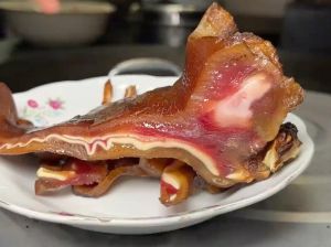 生猪耳朵怎么煮熟_新鲜猪耳朵清洗煮压入味，香料慢炖收汁香菜点缀