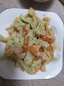 菜花几分钟就煮熟了_菜花清洗焯水炒制技巧，营养美味做法