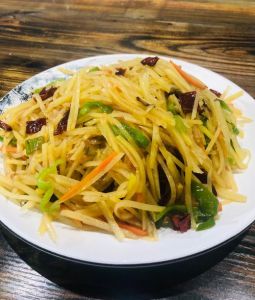 菜码胡萝卜丝需要焯水_胡萝卜丝焯水时间，脆嫩到软烂全搞定！