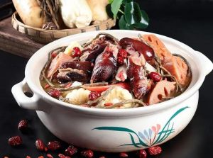 腊肉炖莲藕要炖多久能熟_温水泡去咸，砂锅慢炖香浓
