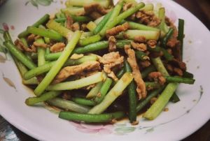 蒜苗炒肉丝要炒几分钟能熟_火候时机，美味关键