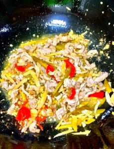 肉丝水煮几分钟熟_啤酒煮肉丝3-5分钟鲜嫩不老，腌制锁水是关键！