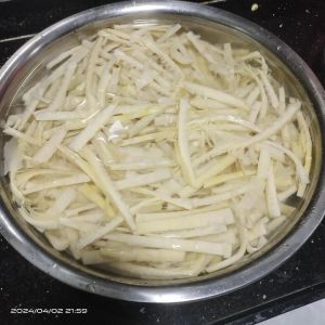 青笋焯水一般几分钟_青笋焯水1分钟保脆，凉拌炒蛋皆美味
