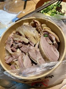 卤盐水鸭需要热着吃吗_冷吃原味香，热吃更软烂的卤盐水鸭