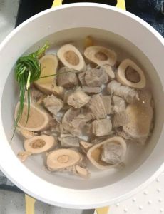 牛骨焯水一般几分钟_牛骨焯水防腥，炖煮入味香