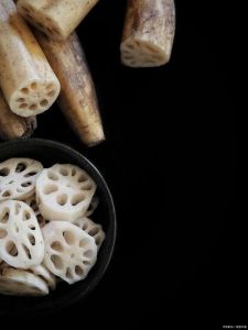 莲菜孔里黑色怎么处理_清洗莲藕孔黑小窍门