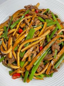 豆干炒肉需要焯水吗_家常豆干炒肉，柔韧入味，暖心回忆