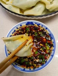 饺子简单蘸料汁怎么调_香辣麻酱蒜泥酸汤，各有风味