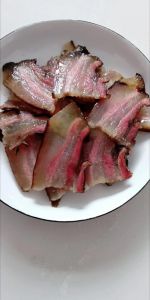 腊肉先切片再煮几分钟_冷水慢煮锁水分，清洗勿久泡，提升风味更美味！