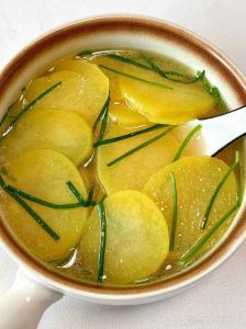 土豆煮10分钟能熟吗_小土豆煮10分钟易烂？筷子穿透勺子压碎判断熟度！