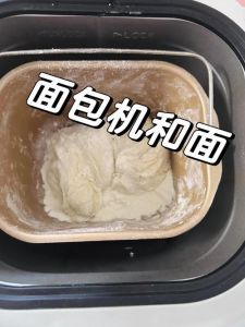 用电饭煲蒸包子下面要不要放水_水加对，不干不湿！