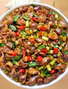 炒鸡胗需要焯水吗_生炒鸡胗脆嫩不腥，腌后快炒撒蒜苗，下饭神器！
