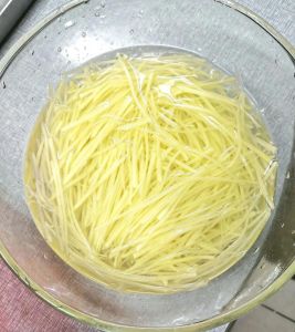怎样把土豆切成丝_巧用刀具切土豆丝，鲜嫩不变色小窍门