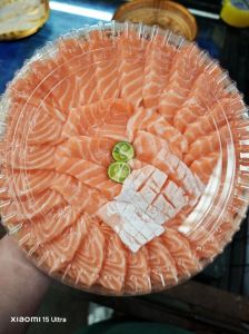 三文鱼的鱼腩是什么部位_三文鱼鱼腩肥美生吃，煎烤七八分熟更香