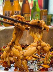 牛蛙多久能煮熟_牛蛙烹饪时间看大小，快炒5分钟，炖煮10分钟