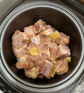 电饭煲蒸排骨和米一起放吗_蒸排骨同蒸米饭，汤汁添香又方便