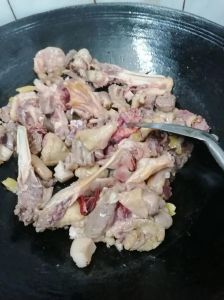 现杀的鸭子怎么处理_宰鸭放血烫毛清洗炖煮，啤酒鸭酸萝卜汤美味