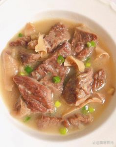 炖牛肉时千万不要焯水_家常炖牛肉，不焯水更嫩滑，加山楂更入味