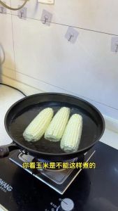 玉米棒子煮多久能熟_水没过玉米，煮到筷子穿得透，焖两分钟更香！