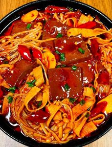毛血旺的主要食材是鸭血吗_重庆麻辣鲜香代表，鸭血灵魂，文化符号