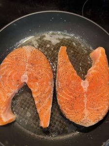 三文鱼煎几分钟能全熟_腌好煎三文鱼，火候足外酥里嫩