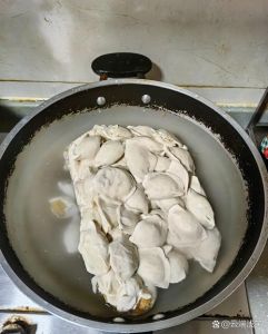 饺子皮没熟吃了没事吧_煮饺子没熟有风险，小心肠胃炎